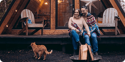 Семья на участке с питомцами