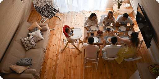 Семейное застолье в комфортном участке